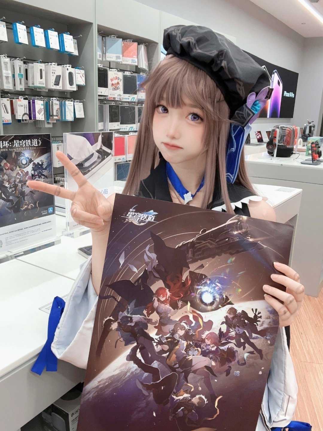 看到苹果店和星铁联动 cos了黑塔过去打卡!