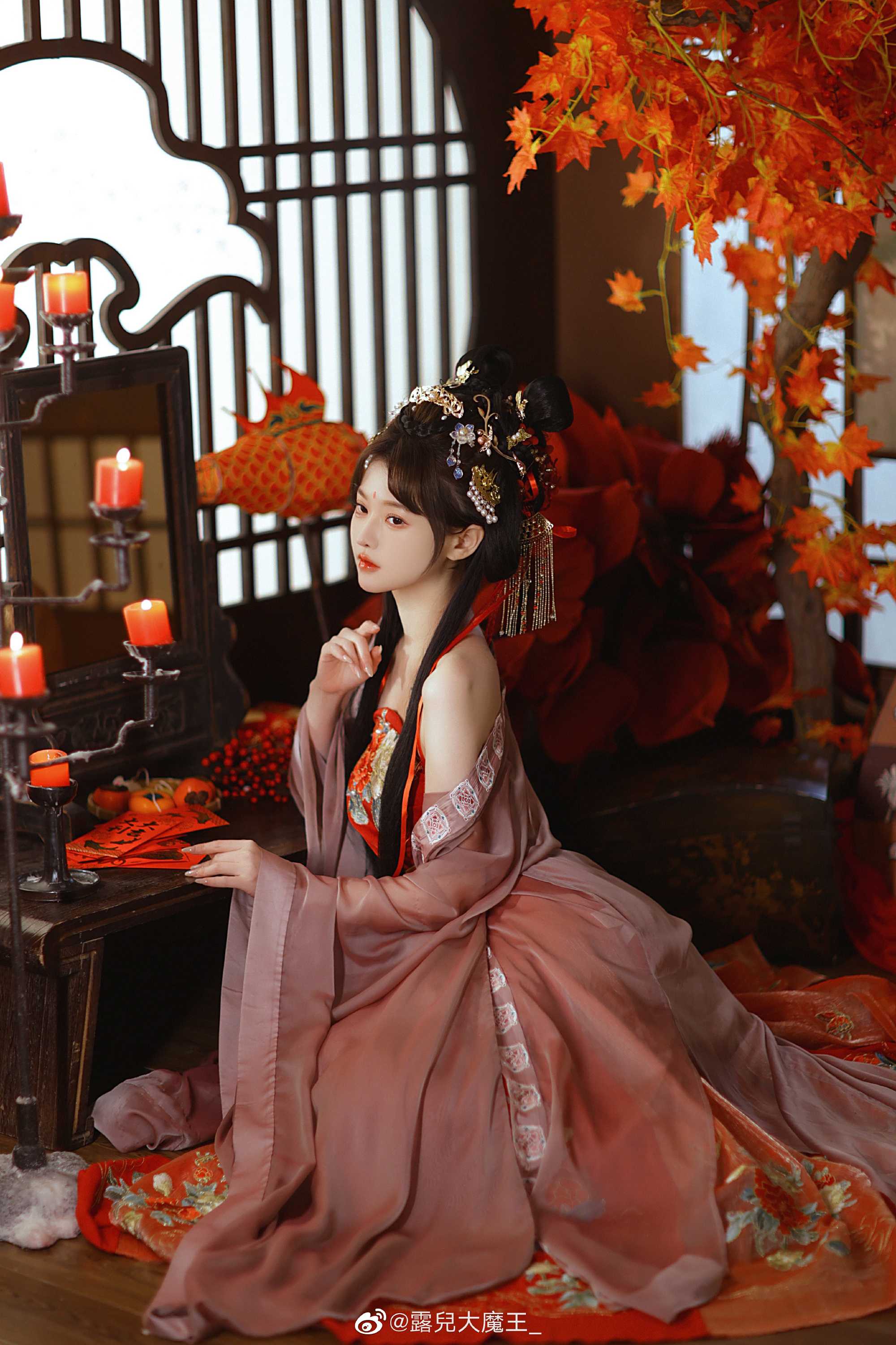 窗前红花弄清影，庭外声声惹人疑。