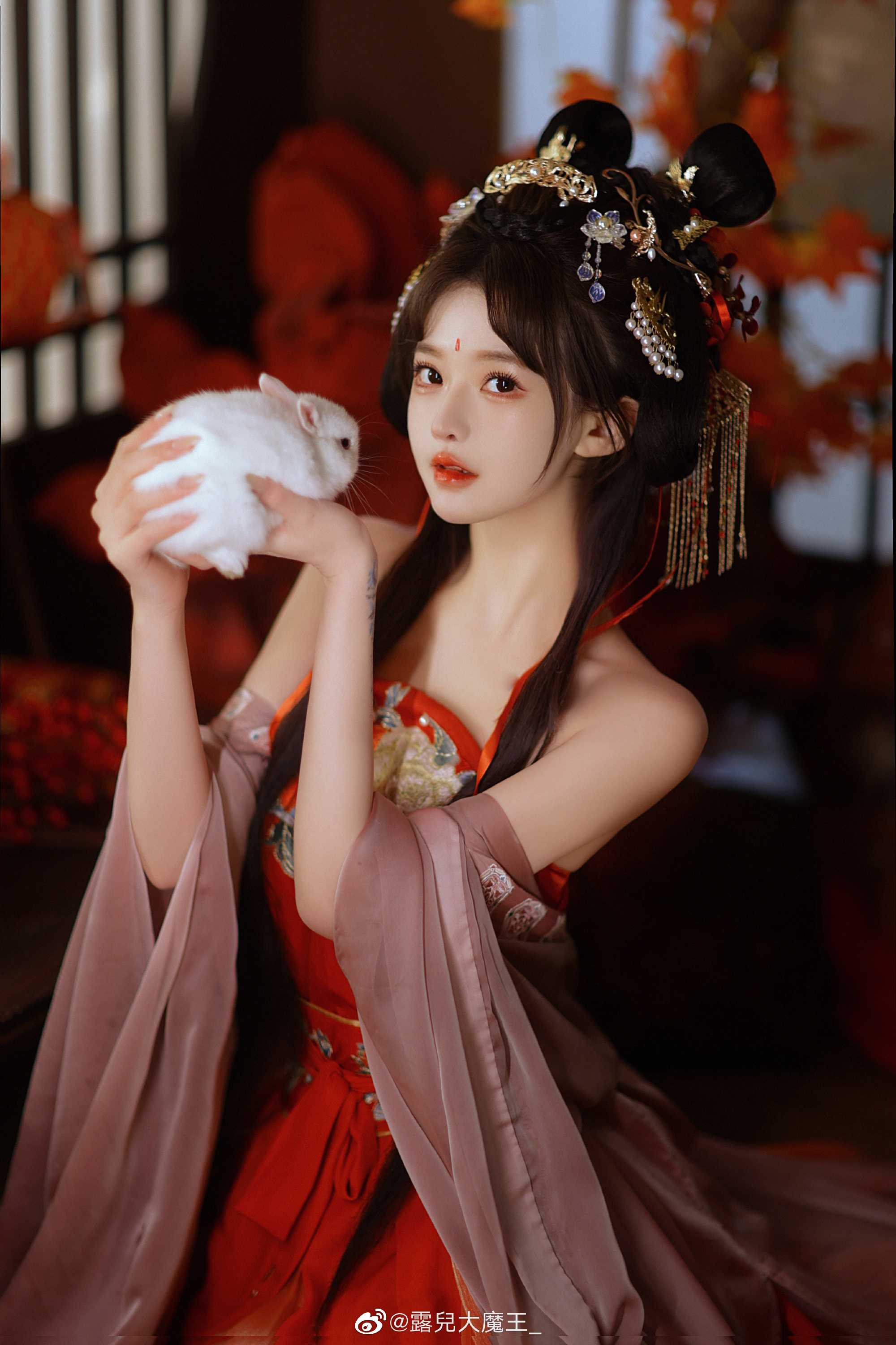 窗前红花弄清影，庭外声声惹人疑。