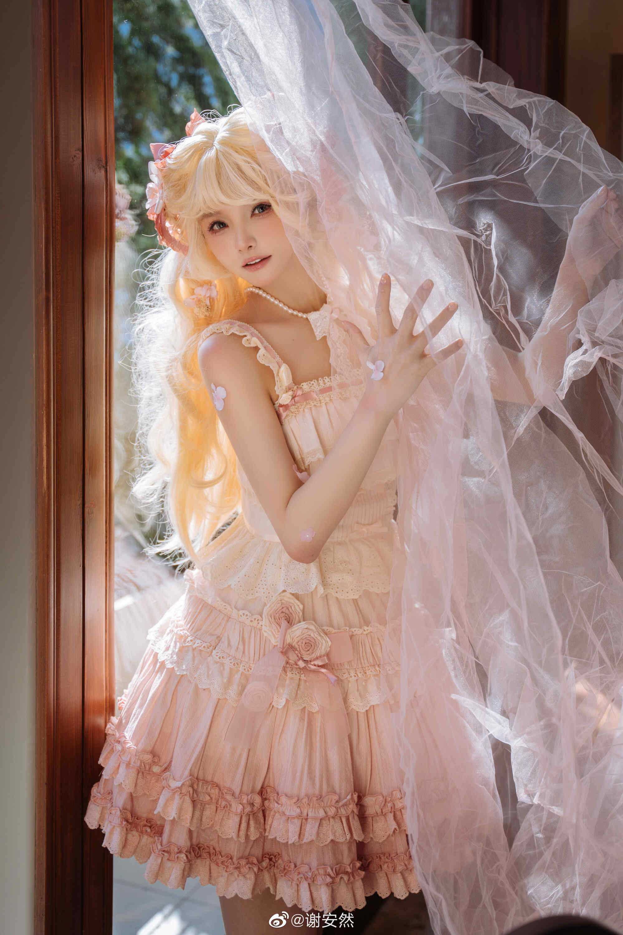 我听见阳光轻叩窗扉，晨曦闯入馨香的梦境