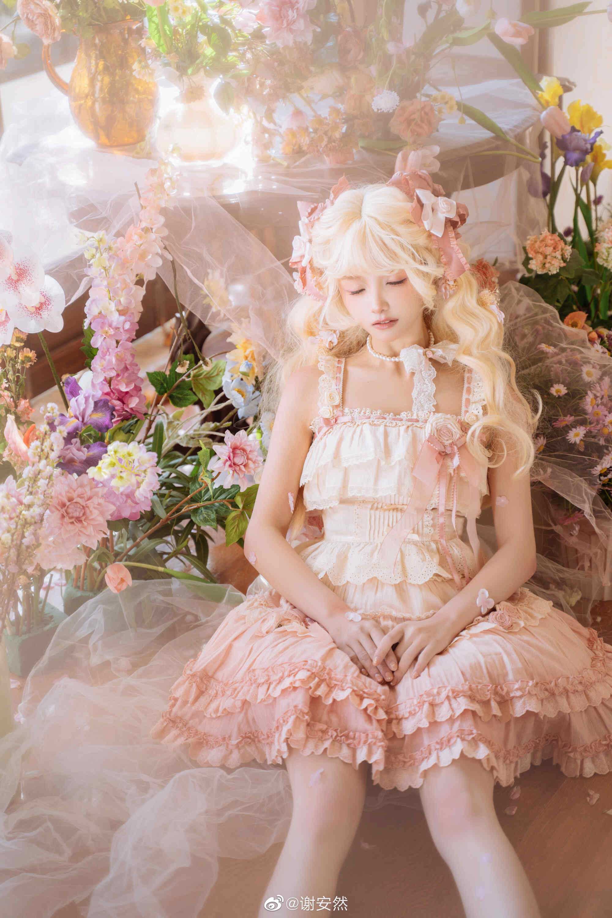 我听见阳光轻叩窗扉，晨曦闯入馨香的梦境