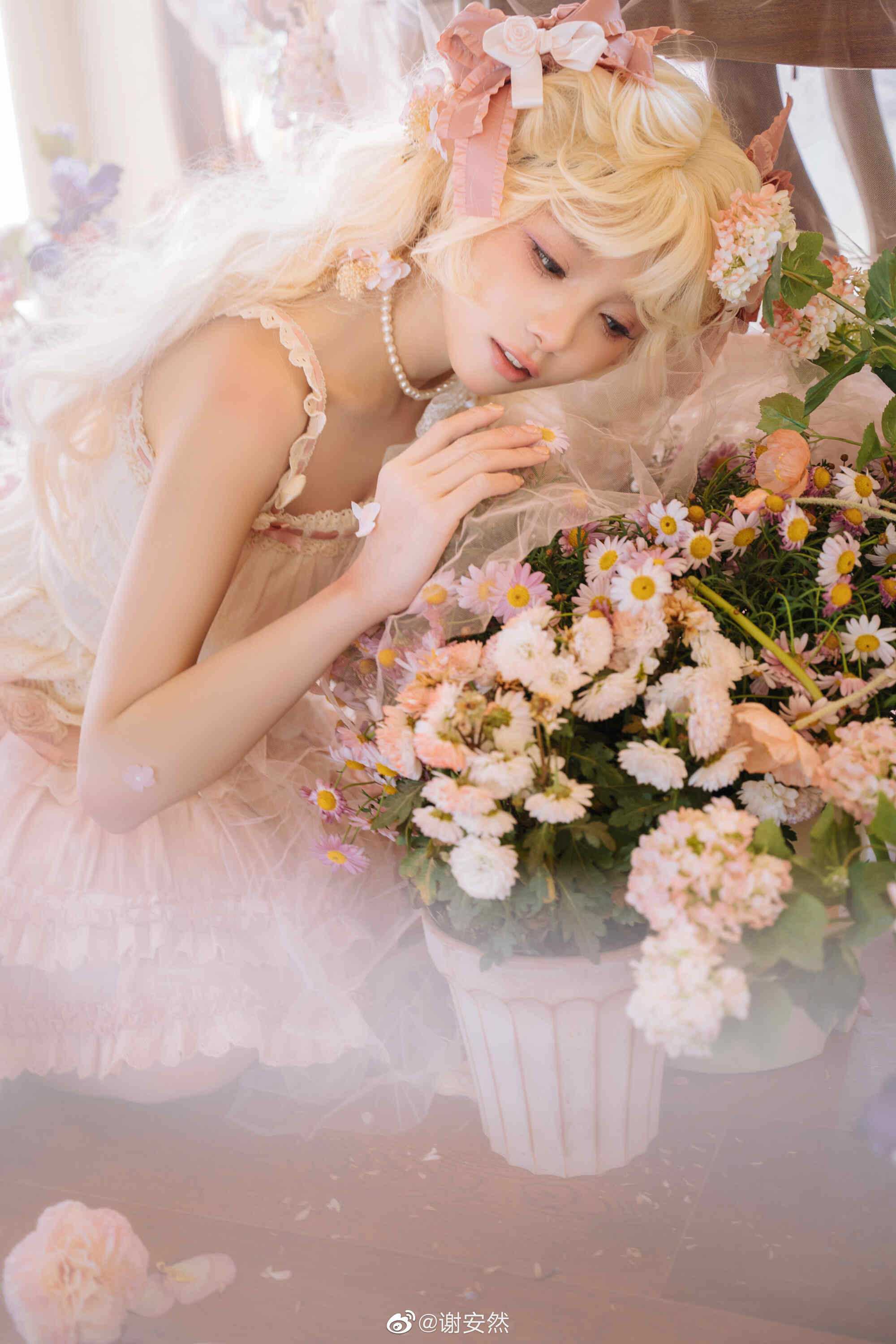 我听见阳光轻叩窗扉，晨曦闯入馨香的梦境