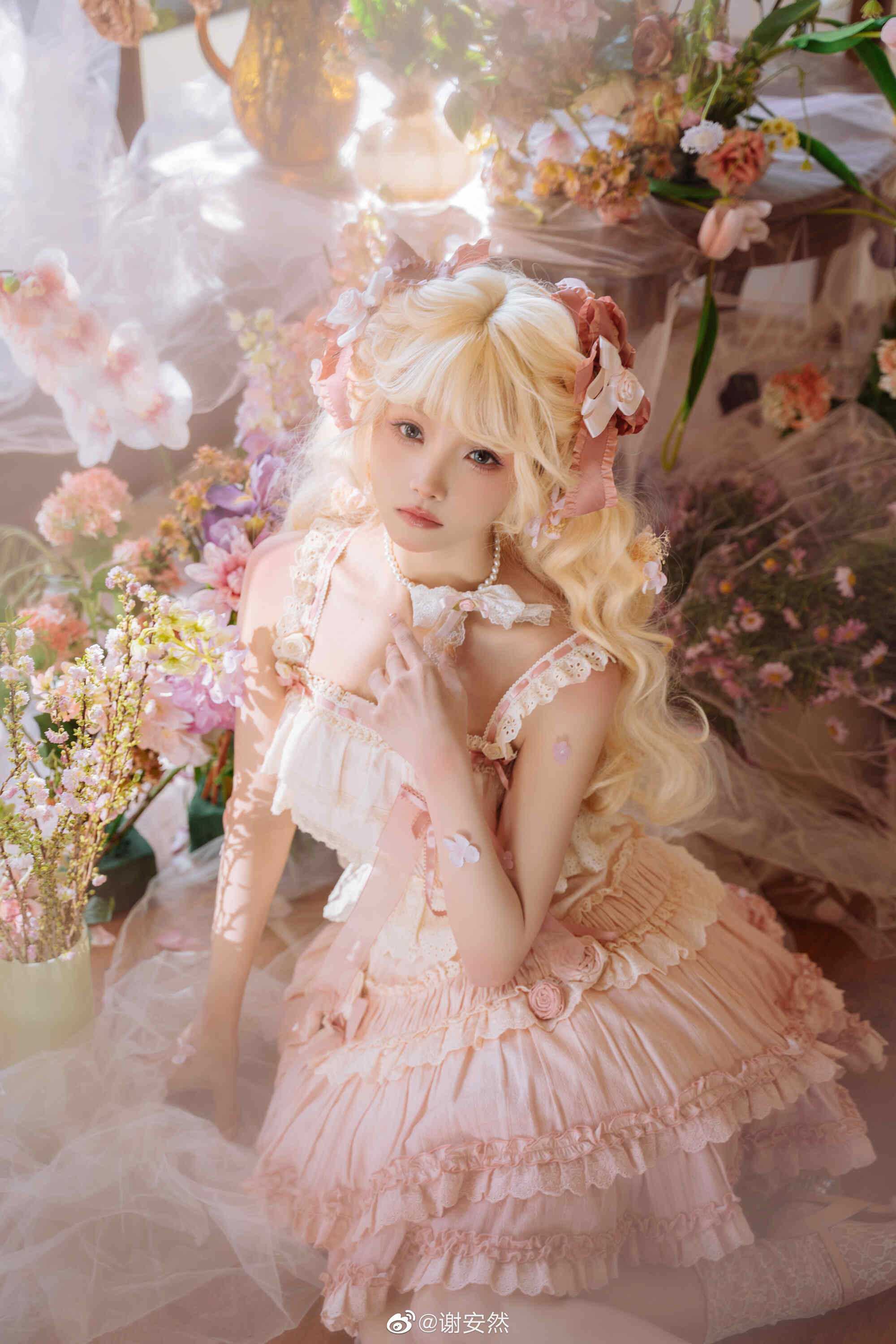 我听见阳光轻叩窗扉，晨曦闯入馨香的梦境