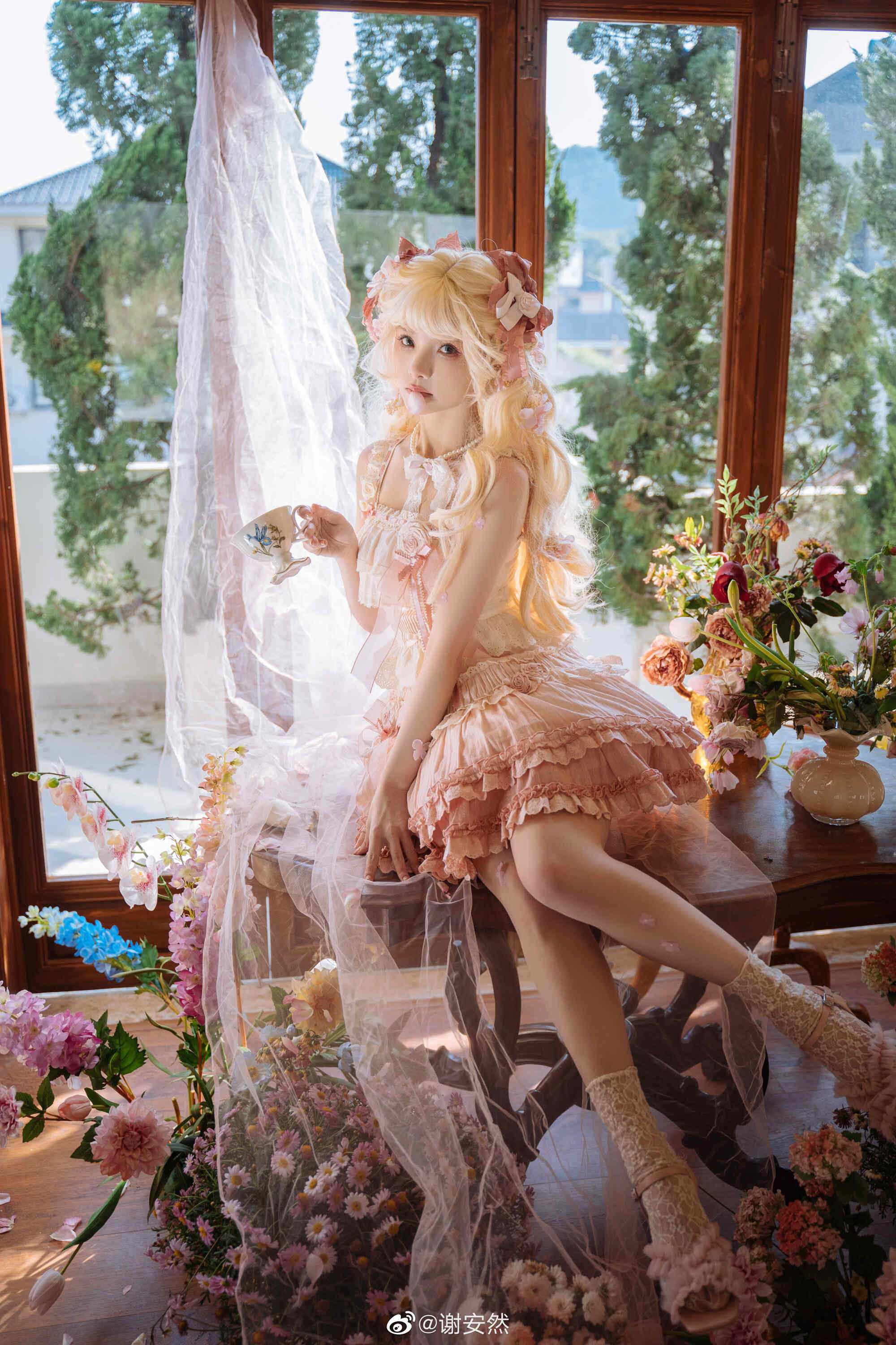 我听见阳光轻叩窗扉，晨曦闯入馨香的梦境